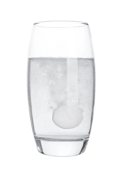 Pilulka rozpouštění ve sklenici vody na bílém — Stock fotografie