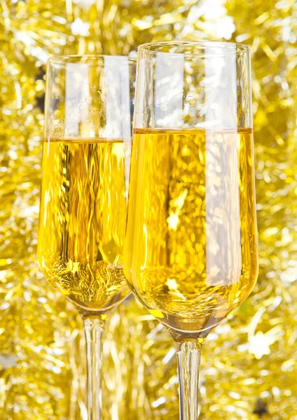 Окуляри шампанського з бульбашками на жовтому боке — стокове фото