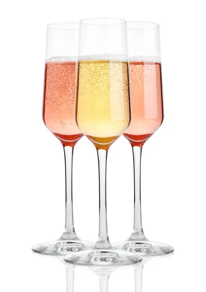 Sklenice šampaňského s bublinkami na bílém — Stock fotografie