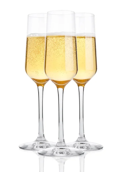 Bicchieri di champagne con bollicine su bianco — Foto Stock
