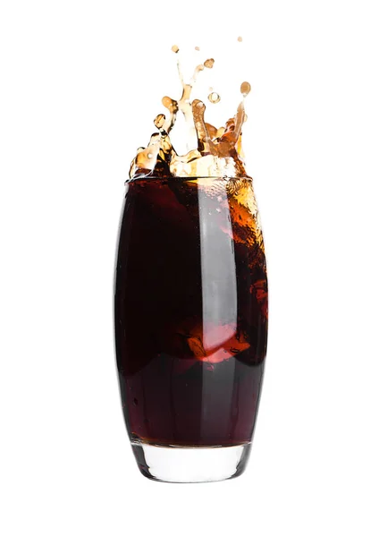 Vaso de cola con salpicadura y cubitos de hielo sobre blanco — Foto de Stock