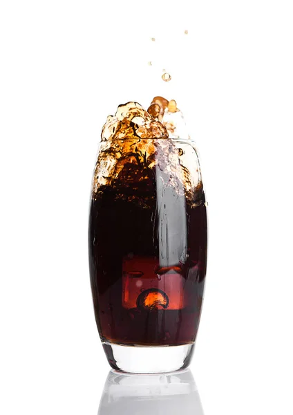 Copo de cola com salpicos e cubos de gelo sobre branco — Fotografia de Stock