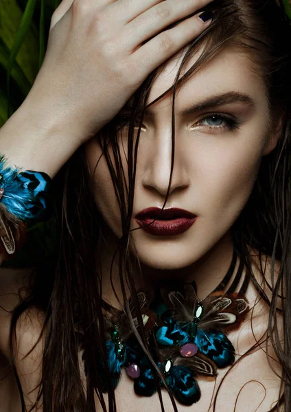 Piękna kobieta noszenia egzotycznych tropikalnych biżuterii — Zdjęcie stockowe