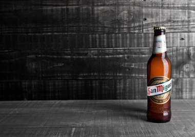 Londra, İngiltere - 15 Kasım 2016: San Miguel bira soğuk şişe. San Miguel Brewery Inc, Filipinler en büyük bira üreticisi lider marka bira San Miguel markasıdır..