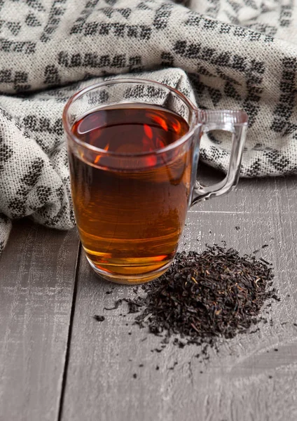 Fekete egészséges tea sállal és teás csésze — Stock Fotó