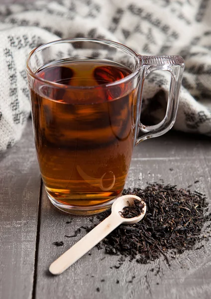 Coupe de thé noir sain écharpe et thé en vrac — Photo