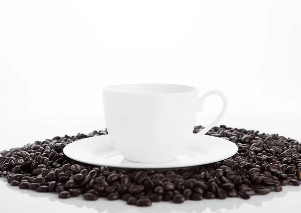 콩으로 아침에 블랙 커피 한잔 — 스톡 사진