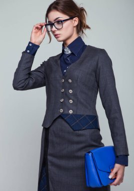Moda buisiness aksesuarları ile güzel kadın