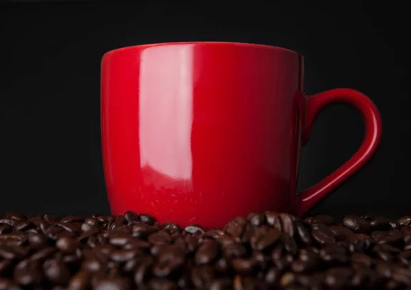 Hot red coffee cup on beans for breakfast morning — Stock Photo, Image