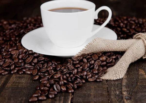 Hot coffee cup on beans for breakfast and linen — Stock Photo, Image