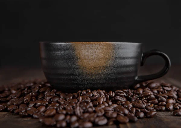 원두 커피와 뜨거운 cappuchino와 큰 컵 — 스톡 사진