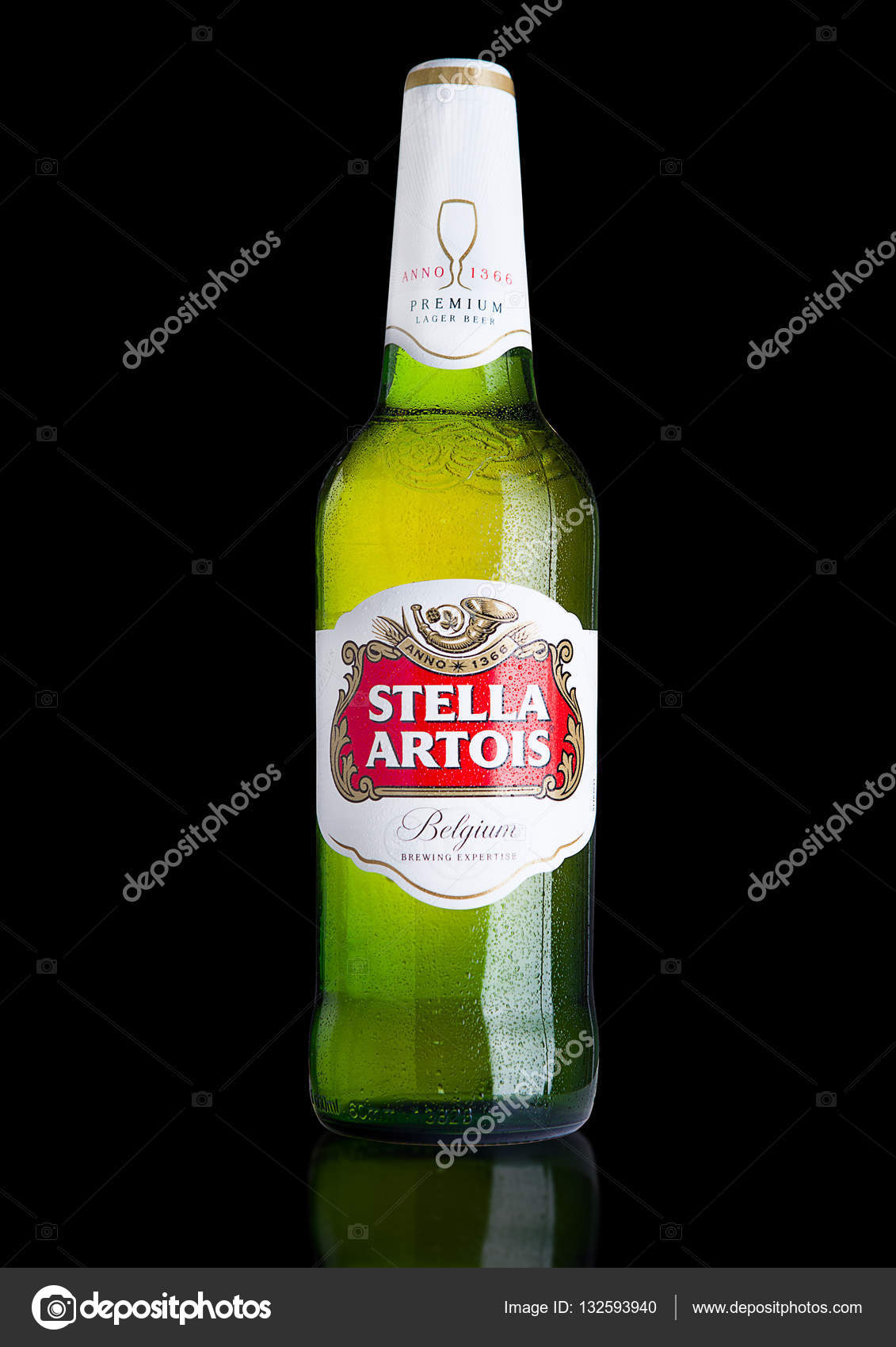 ロンドン、イギリス-11 月 29 日。黒の背景、アンハイザー ・ ブッシュ ・ インベブの著名なブランドに 2016年冷たいステラアルトワ瓶ビールは  1926 年以来のベルギー、ルーベンにて醸造ピルスナー — ストック編集用写真©DenisMArt#132593940