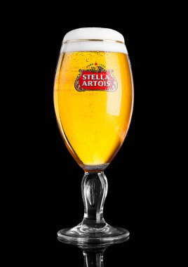 Londra, İngiltere-29 Kasım. Leuven, Belçika'da, 1926 beri demlenmiş bir pilsner 2016 soğuk cam siyah arka plan, Anheuser-Busch InBev, önde gelen markası Stella Artois bira olduğunu