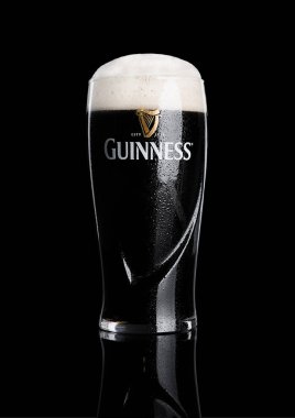 Londra, İngiltere - 29 Kasım 2016: Guinness cam özgün bira siyah arka plan üzerine. Guinness bira Dublin, İrlanda 1759 yılından bu yana üretilen.