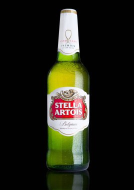 Londra, İngiltere-29 Kasım. 2016 Stella soğuk şişe Artois siyah arka plan, tanınmış marka Anheuser-Busch InBev, Leuven, Belçika'da, 1926 beri demlenmiş bir pilsner biradır