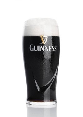 Londra, İngiltere - 29 Kasım 2016: Guinness cam özgün bira beyaz arka plan üzerinde. Guinness bira Dublin, İrlanda 1759 yılından bu yana üretilen.