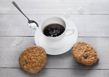 Tanımlama bilgileri ve şeker ile taze kahve