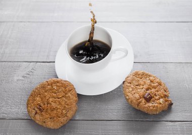 Kurabiyeyle kahvaltı için taze kahve