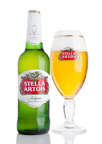 LONDRES, Reino Unido NOVEMBRO 29. 2016 Garrafa fria e copo de cerveja Stella Artois em fundo branco, marca proeminente de Anheuser-Busch InBev, é um pilsner fabricado em Leuven, Bélgica, desde 1926 — Fotografia de Stock