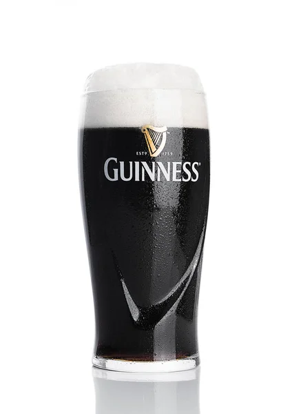 London, Großbritannien - 29. November 2016: Glas Guinness Original Bier auf weißem Hintergrund. Guinness-Bier wird seit 1759 in Dublin, Irland, hergestellt. — Stockfoto