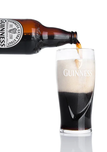 London, Großbritannien - 29. November 2016: Guinness extra dicke Bierflasche auf weißem Hintergrund. Guinness-Bier wird seit 1759 in Dublin, Irland, hergestellt. — Stockfoto