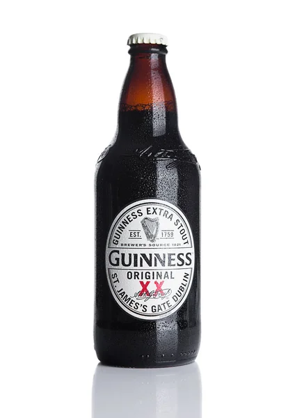 Londýn, Uk - 29. listopadu 2016: Guinness extra stout pivní láhev na bílém pozadí. Pivo Guinness se vyrábí od roku 1759 v Dublin, Irsko. — Stock fotografie