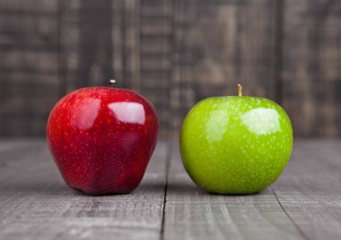 Ahşap arka plan üzerinde kırmızı ve yeşil sağlıklı elma