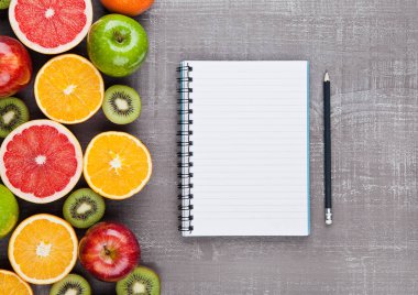 Meyve greyfurt portakal elma defter ile karıştırın