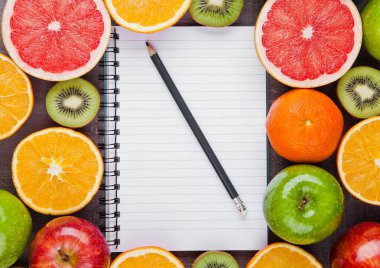 Meyve greyfurt portakal elma defter ile karıştırın