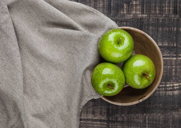 Green healthy apples in wooden bowl kitchen cloth — Stock Photo, Image