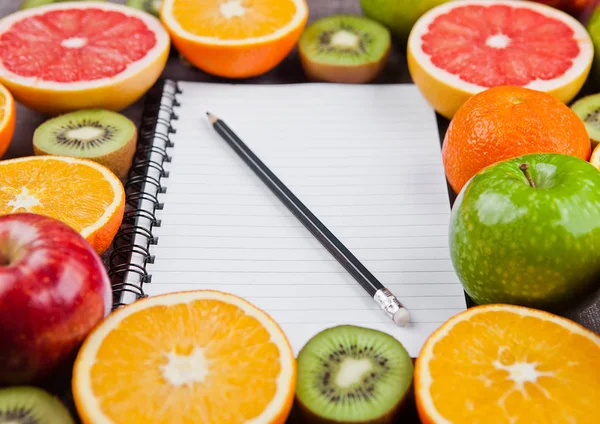 Φρούτα μίγμα γκρέιπφρουτ πορτοκαλί τα μήλα με το Σημειωματάριο — Φωτογραφία Αρχείου