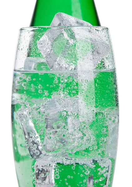 Flasche und Glas mit gesundem Mineralwasser — Stockfoto