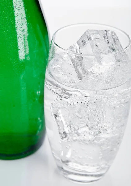 Botella y vaso con agua espumosa saludable —  Fotos de Stock