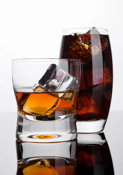 Vaso de whisky y cola con cubitos de hielo — Foto de Stock