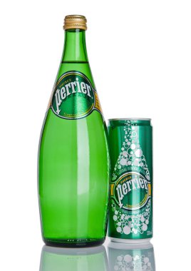 Londra, İngiltere - 06 Aralık 2016: Şişe ve teneke Perrier köpüklü su. Perrier doğal şişe maden suyu dünya çapında satılan Fransız bir markasıdır..