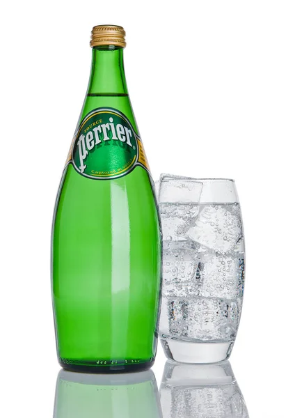 London, Egyesült Királyság - 2016. December 06.: Üveg és üveg Ice Perrier ásványvíz. Perrier egy francia márka, a természetes ásványvizek világszerte. — Stock Fotó