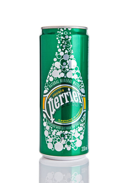 ЛОНДОН, Великобритания - 06 ДЕКАБРЯ 2016 г.: Олово Перрье игристая минеральная вода. Perrier - французский бренд натуральной минеральной воды в бутылках, продаваемой по всему миру.
.