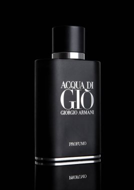 Londra, İngiltere - 06 Aralık 2016: Giorgio Armani, Acqua di Gio koku erkekler için herdem yeşil çok satan Parfümler siyah üzerinde dünya çapında biridir
