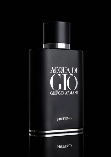 LONDRES, ROYAUME-UNI - 06 DÉCEMBRE 2016 : Giorgio Armani, parfum Acqua di Gio pour homme est l'un des parfums les plus vendus à travers le monde sur le noir — Photo
