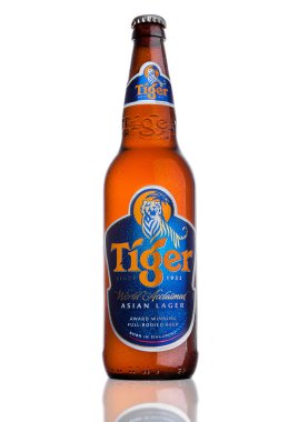 Londra, Birleşik Krallık, 15 Aralık 2016: Tiger bira şişe beyaz arka planda ilk 1932 yılında başlatılan, Singapur'un ilk demlendi biradır.