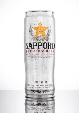 Londra, İngiltere - 02 Ocak 2017: Bir kutu Sapporo bira ile Frost'un beyaz üzerinde. Japon bira Alman eğitimli brewer Seibei Nakagawa tarafından 1876 yılında kurulmuştur. Japonya'nın en eski bira markası olduğunu.