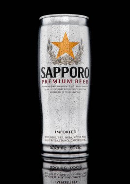 Londra, İngiltere - 02 Ocak 2017: Bir kutu Sapporo bira ile siyah frost. Japon bira Alman eğitimli brewer Seibei Nakagawa tarafından 1876 yılında kurulmuştur. Japonya'nın en eski bira markası olduğunu.
