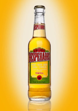 Londra, İngiltere - 02 Ocak 2017: Desperados şişe Sarı zemin üzerine, tekila ile aromalı bira Heineken tarafından üretilen ve ' 50'den fazla ülkede satılan popüler bira biradır.