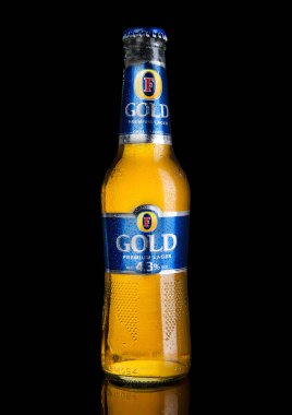 Londra, İngiltere-02 Ocak 2017: siyah arka plan üzerine soğuk şişe, Foster'ın Lager bira