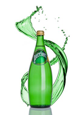 Londra, İngiltere-02 Ocak, 201t: Perrier şişe köpüklü su sıçrama ile. Perrier doğal şişe maden suyu dünya çapında satılan Fransız bir markasıdır..