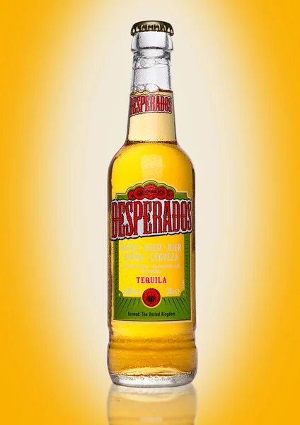 ロンドン、イギリス - 2017 年 1 月 2 日: 黄色の背景デスペラドス瓶ビール、テキーラ風味のラガーはハイネケンによって生成され、50 カ国以上で販売されている人気のあるビール. — ストック写真