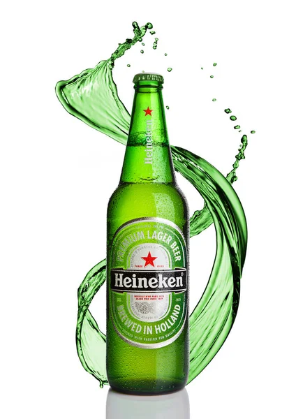 Londýn, Velká Británie-02 ledna 2017: láhev Heineken ležák pivo s splash na bílém pozadí. Heineken je vlajkovou lodí společnosti Heineken International — Stock fotografie