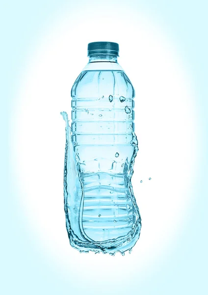 Пляшка ще здорової води з бризками — стокове фото