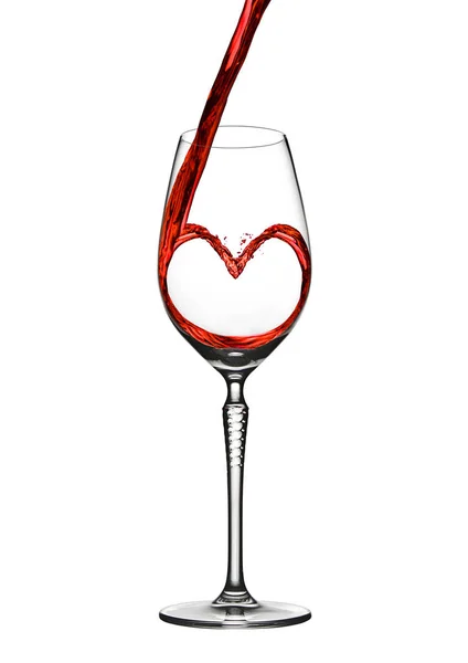 Verter el corazón del vino forma romántica a la copa elegante — Foto de Stock