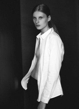 Genç güzel manken ile modeli test